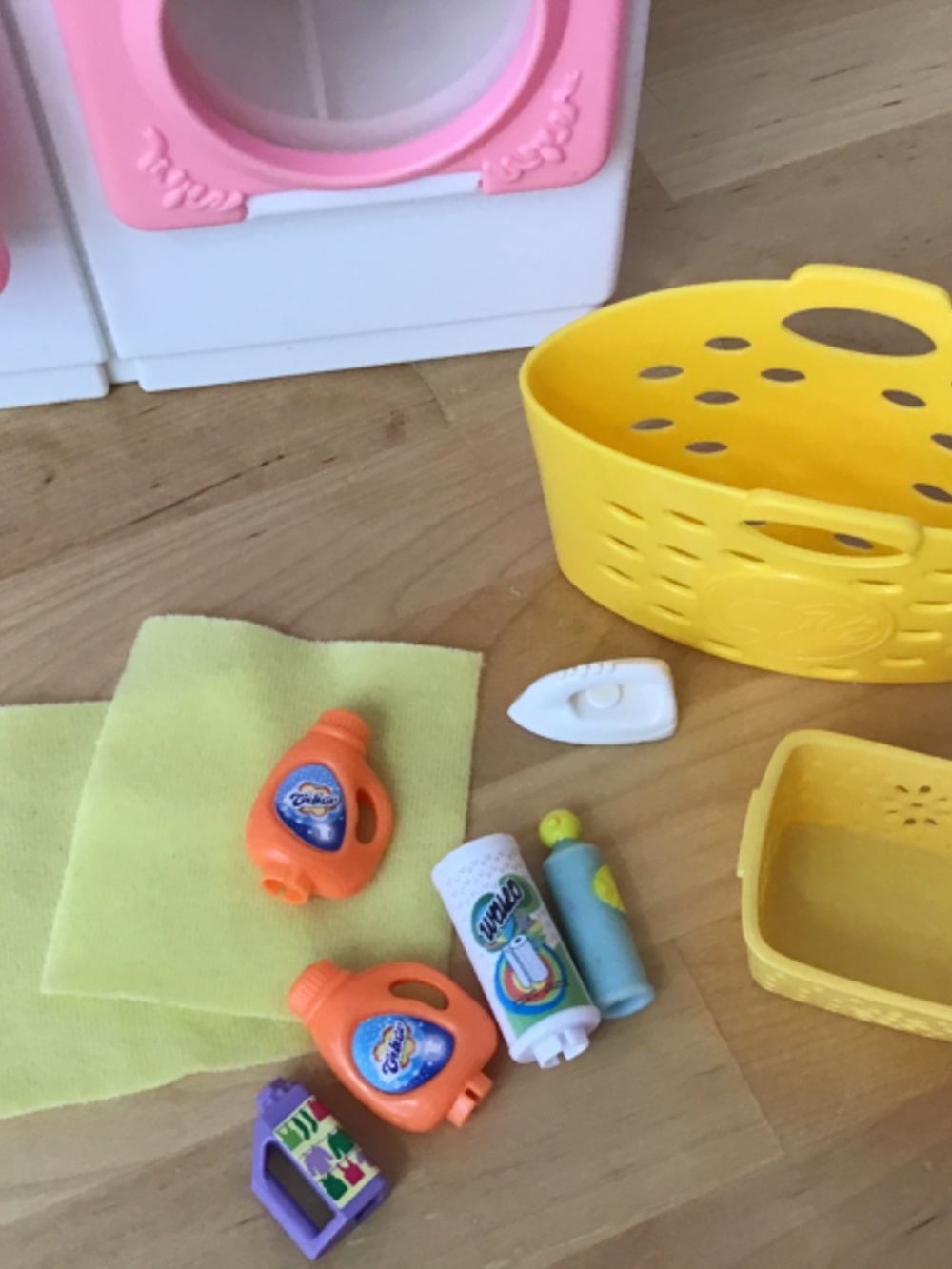 Barbie Doll Laundry Machine and Accessories - Picture 9 of 10